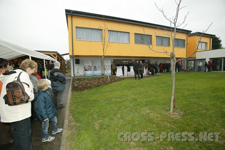 2008.11.14_14.12.18.JPG - Ein freundlicher und kologischer Bau:  das neue Haus der Auenwohngruppe von "Rettet das Kind" N hat ausreichend Platz fr neun Kinder und deren Betreuerinnen.