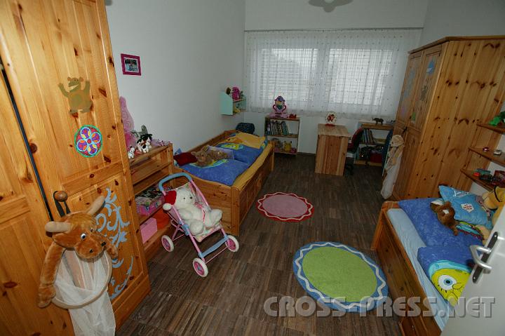 2008.11.14_15.08.55.JPG - Das  Zimmer der zwei jngsten Bewohner, einem von insgesamt drei Geschwisterpaaren im Haus.