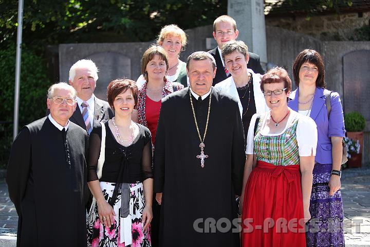 2009.06.14_11.29.30.jpg - Engagierte Firmhelfer|innen mit Abt Berthold und Pfarrer P.Aegid: kR Alois Rcklinger, Annemaria Aigner, Waltraud Reitner, Elisabeth Ramsauer, Renate Hinterleitner, Maria Schrghuber, Elisabeth Hochbichler, Silvia Kalkhofer, Leo Hochrieser und Martin Krenslehner.
