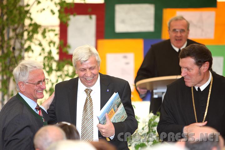 2009.04.19_12.33.40.jpg - Bgm. Franz Deinhofer, LR Mag. Johann Heuras, Pfarrer P.Michael Prinz, Abt P.Berthold Heigl nach den Festreden im groen Festzelt...