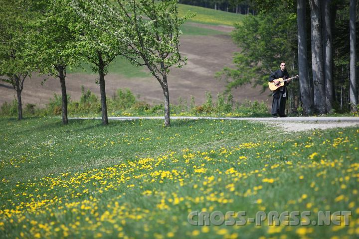 2009.05.03_11.39.25.jpg - Fr. Bene war fr den musikalischen Teil zustndig.