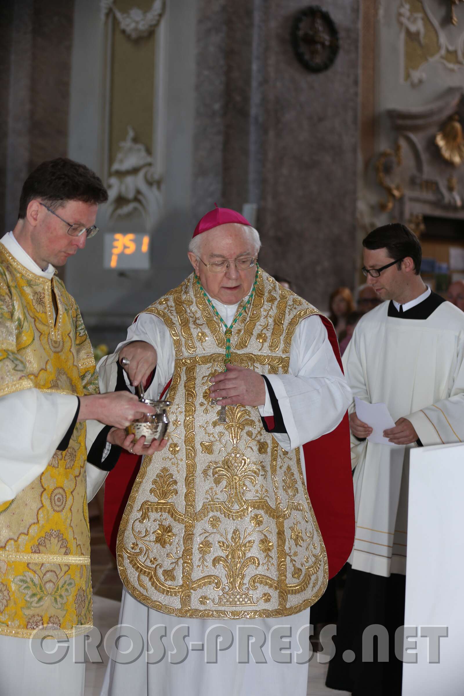 Altarweihe mit Nuntius Zurbriggen 