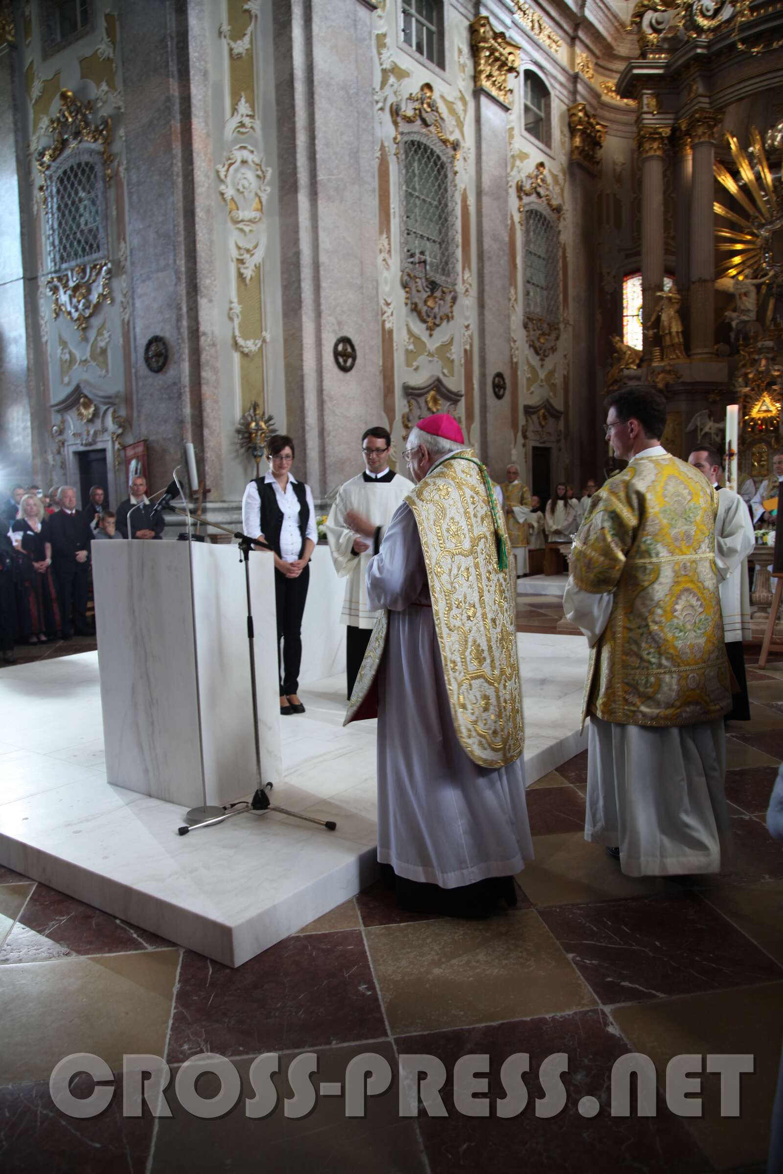 Altarweihe mit Nuntius Zurbriggen 