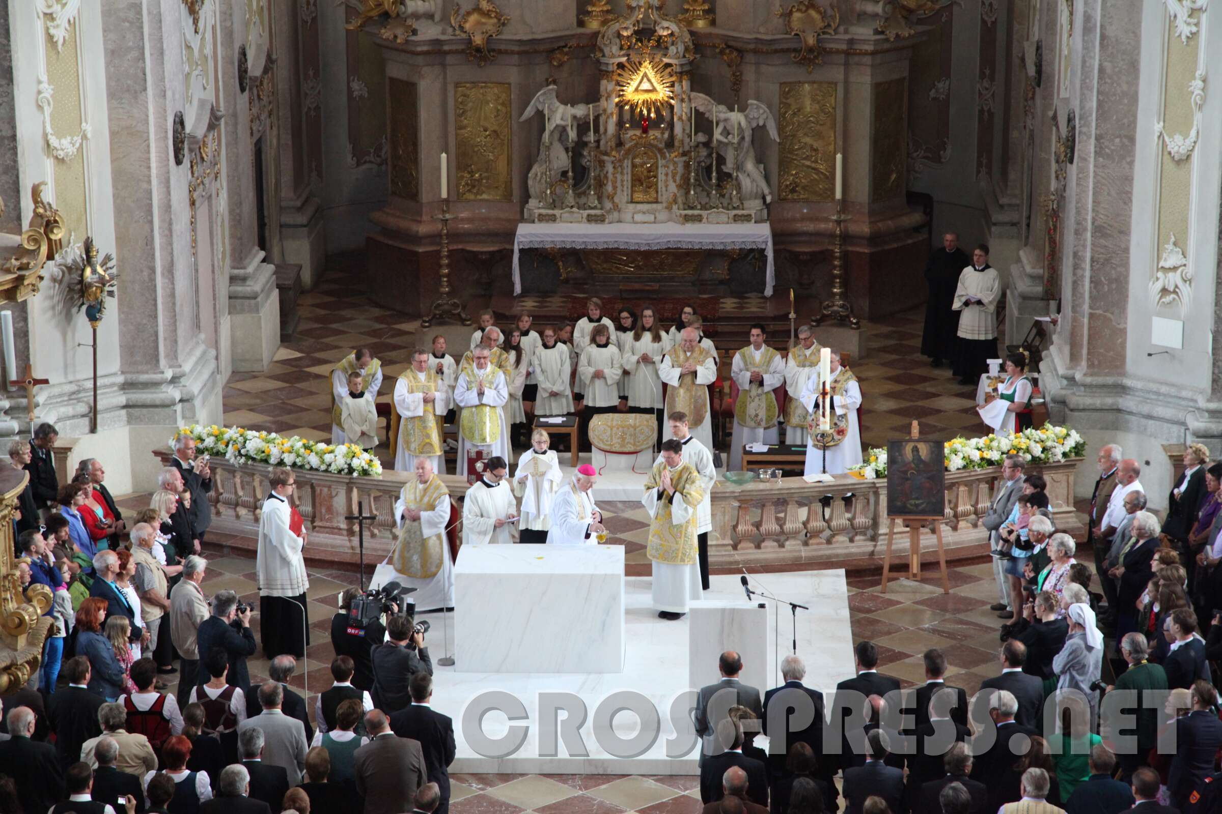 Altarweihe mit Nuntius Zurbriggen 