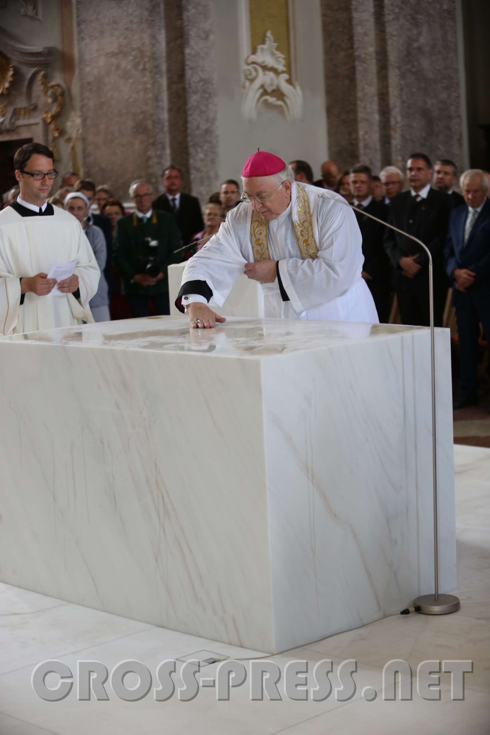 Altarweihe mit Nuntius Zurbriggen 