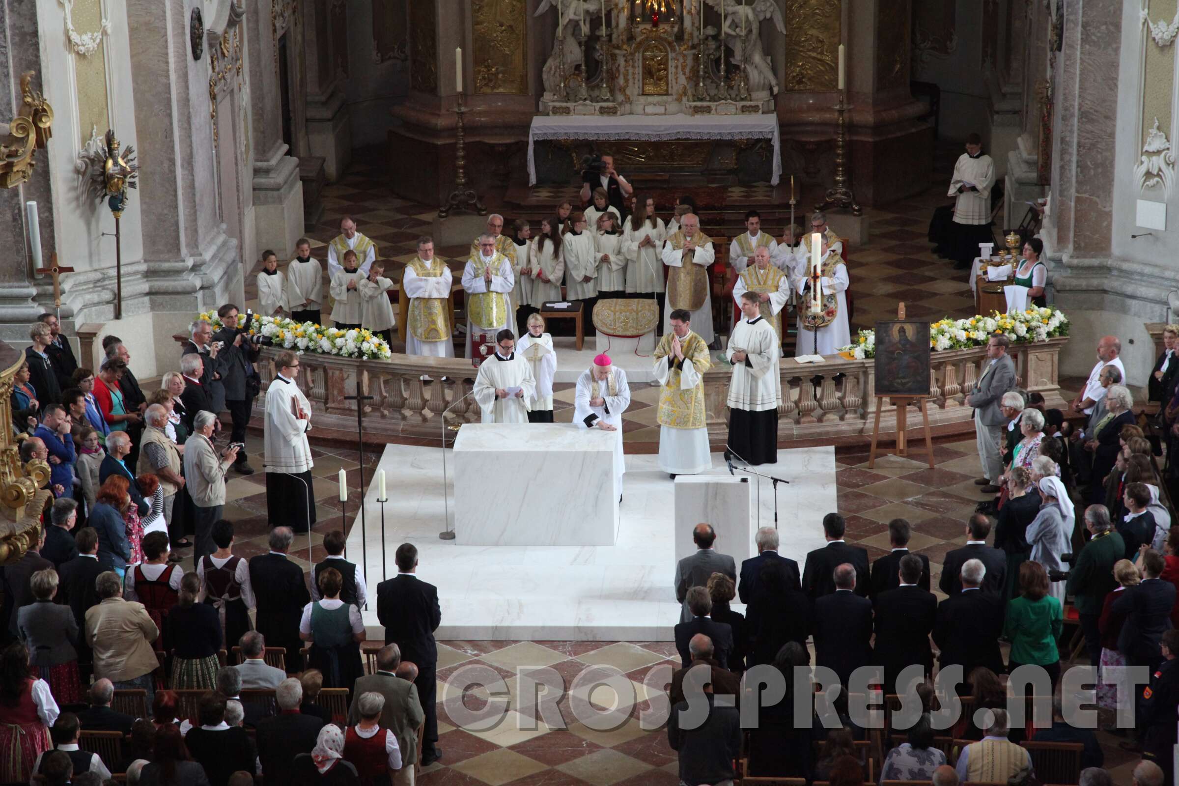 Altarweihe mit Nuntius Zurbriggen 