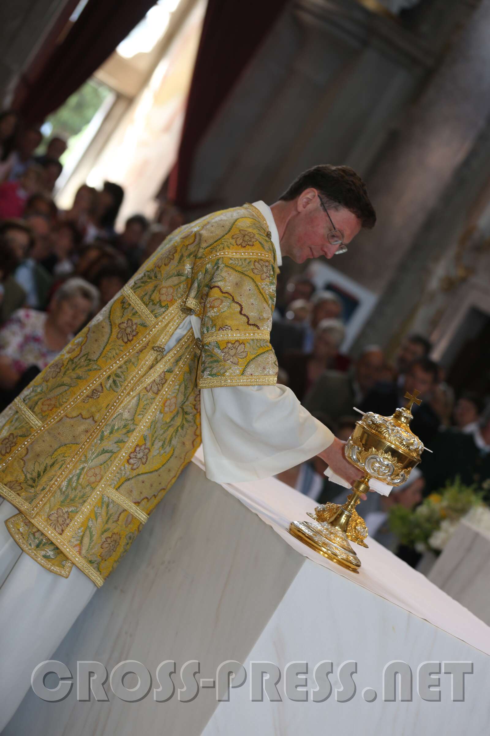 Altarweihe mit Nuntius Zurbriggen 