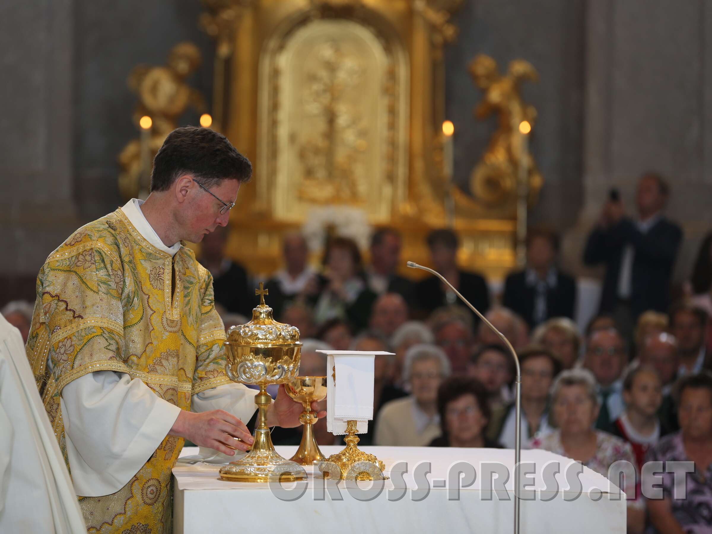 Altarweihe mit Nuntius Zurbriggen 