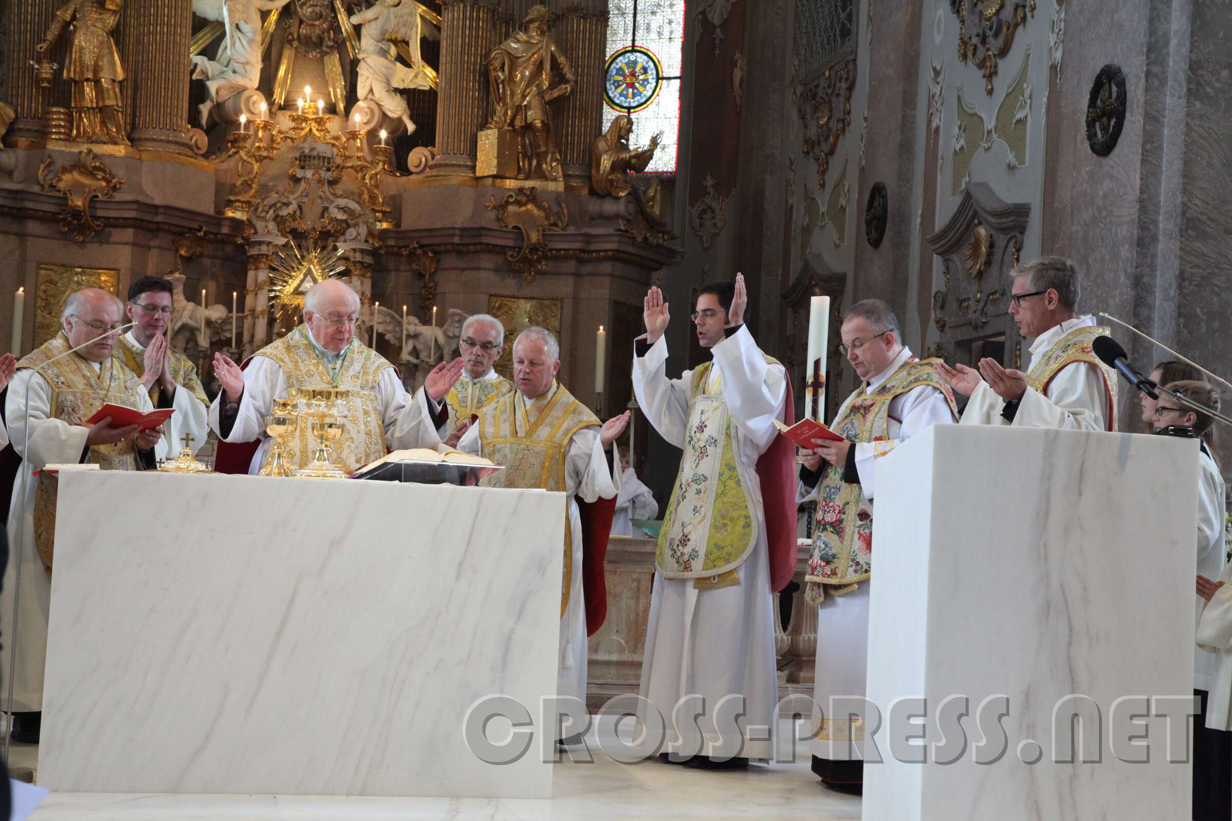 Altarweihe mit Nuntius Zurbriggen 