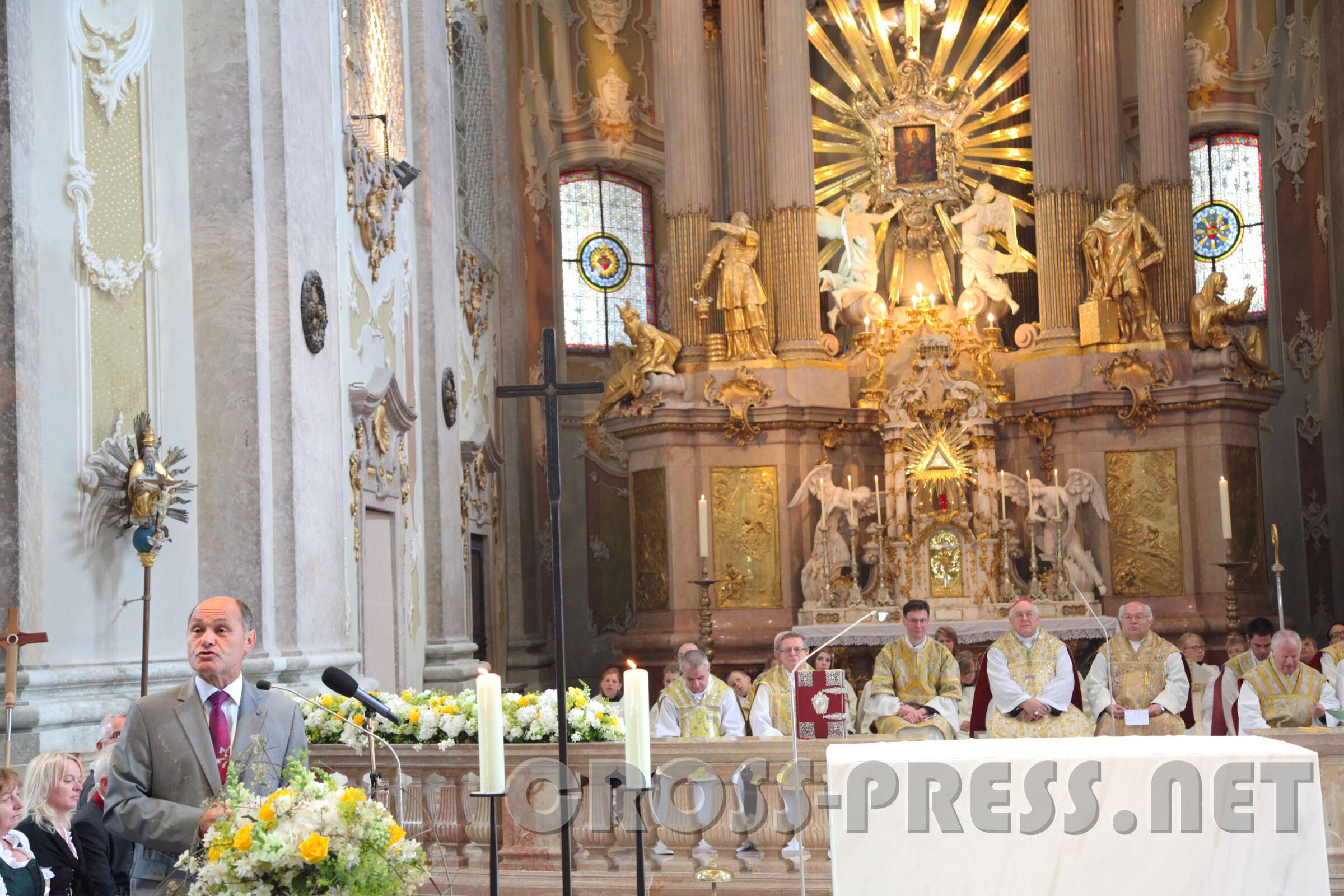 Altarweihe mit Nuntius Zurbriggen 