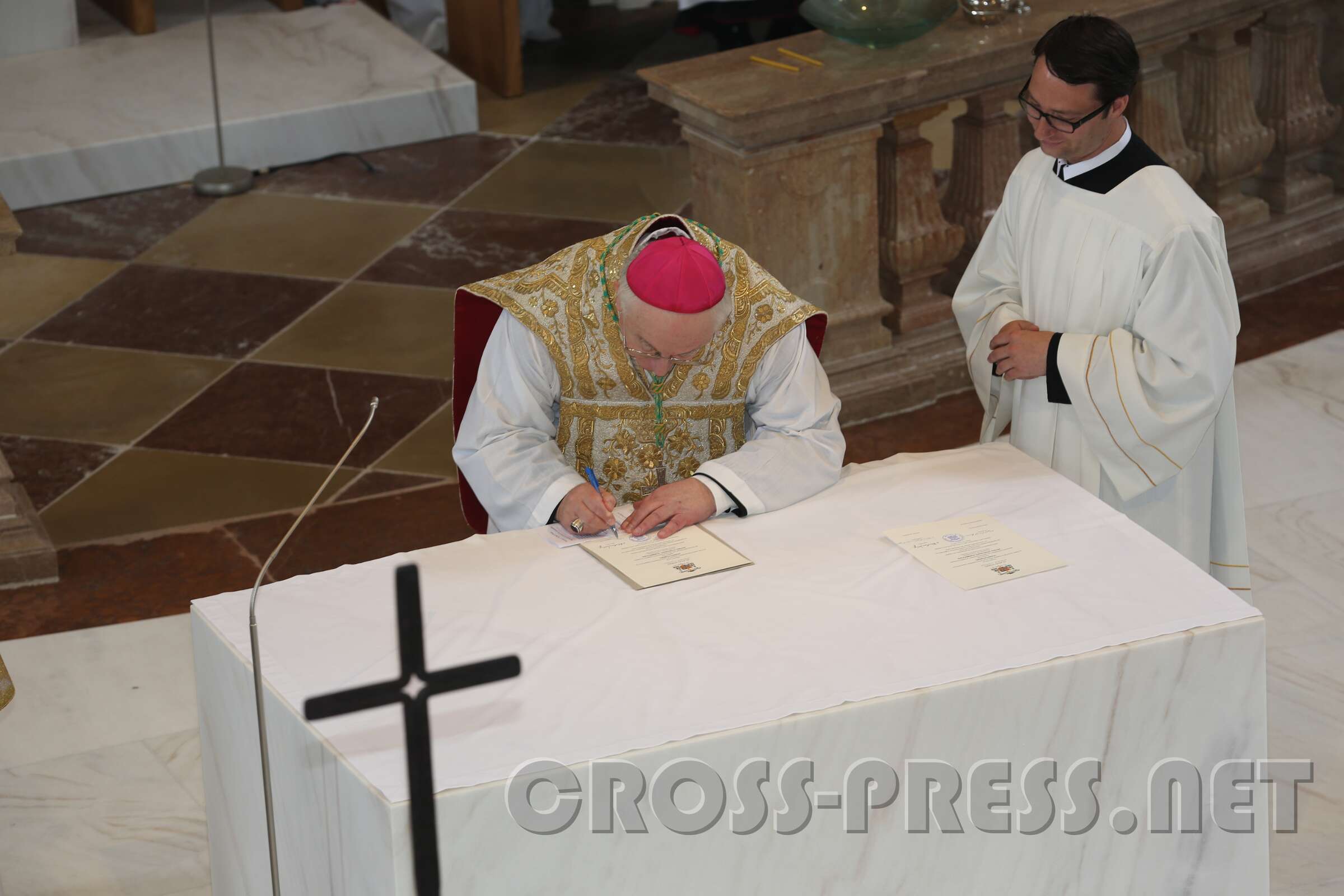 Altarweihe mit Nuntius Zurbriggen 