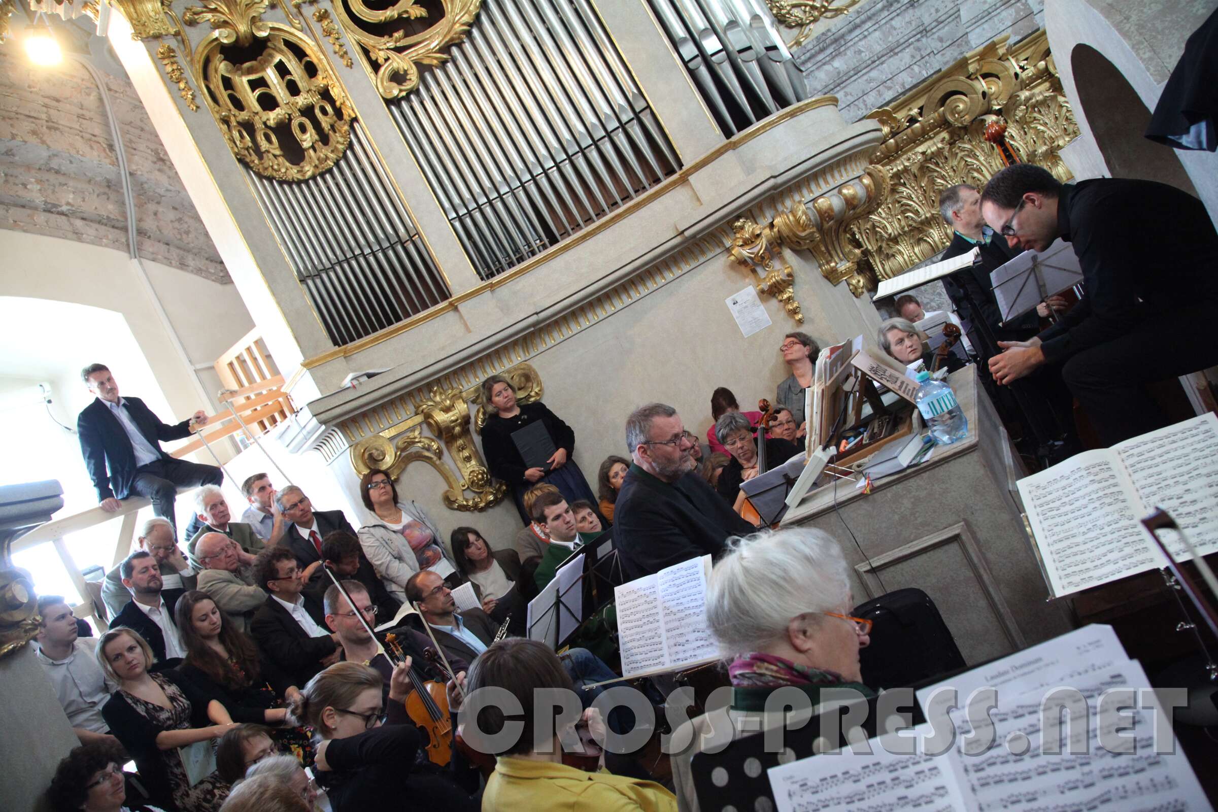 Altarweihe mit Nuntius Zurbriggen Singpause