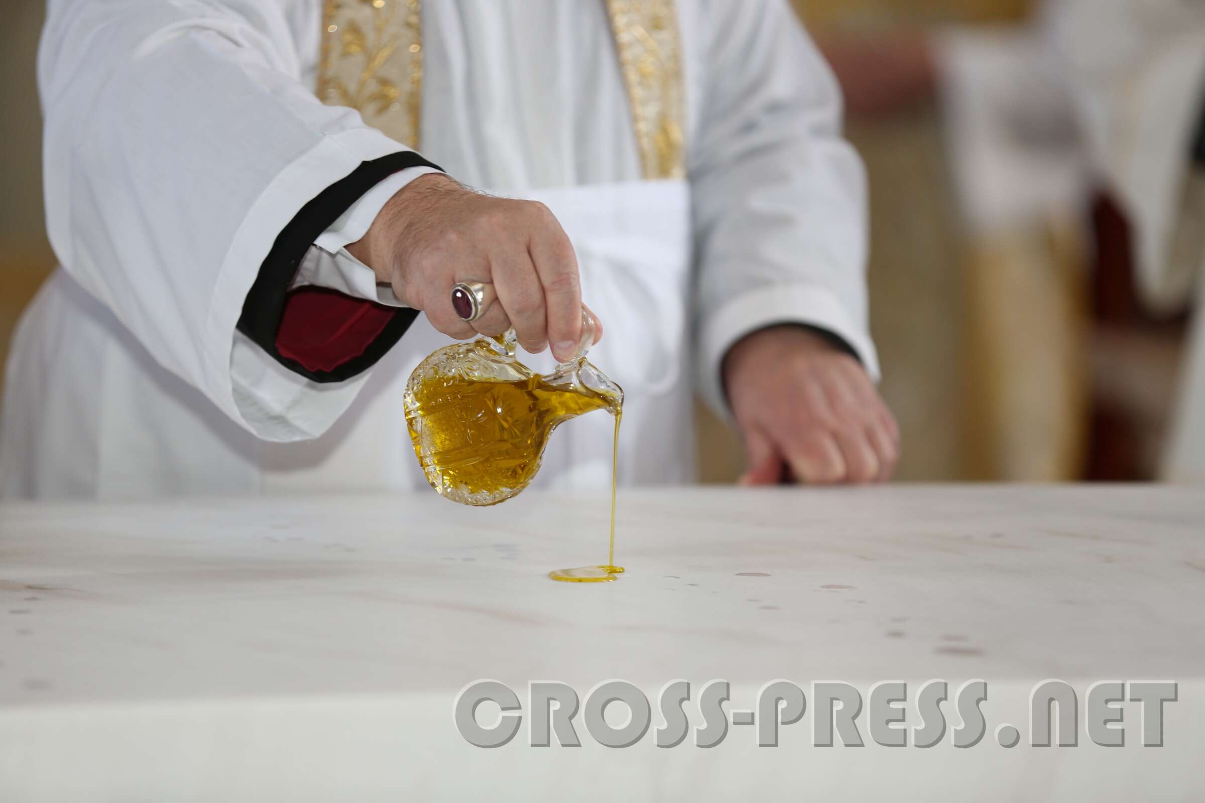 Altarweihe mit Nuntius Zurbriggen Christus hat auf dem Altar Seines Leibes das Opfer des Lebens für das Heil aller Menschen dargebracht.