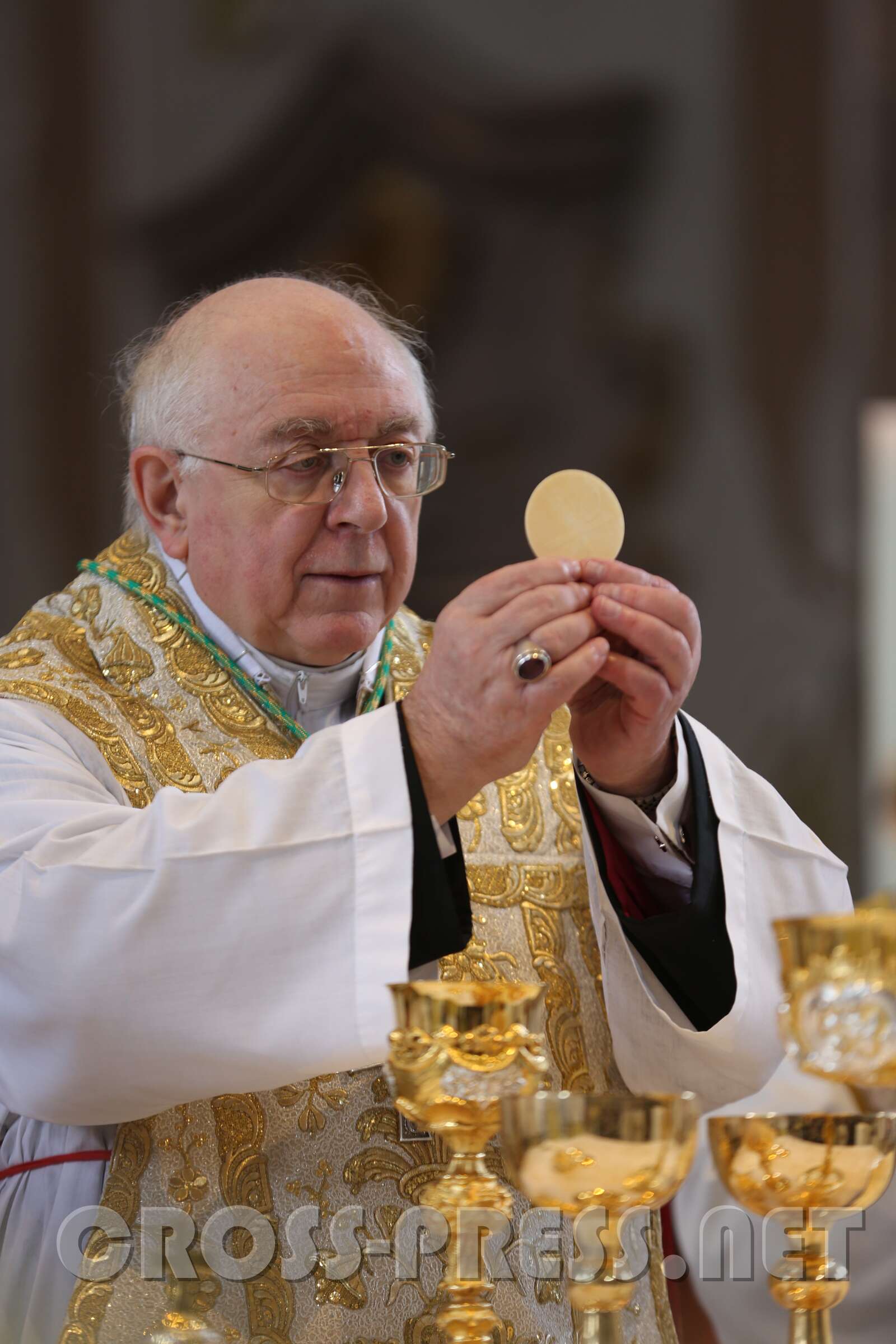 Altarweihe mit Nuntius Zurbriggen Nach der Zurüstung des Altares wird darauf zum ersten Mal Eucharistie gefeiert: hier die Elevation des Leibes Christi.