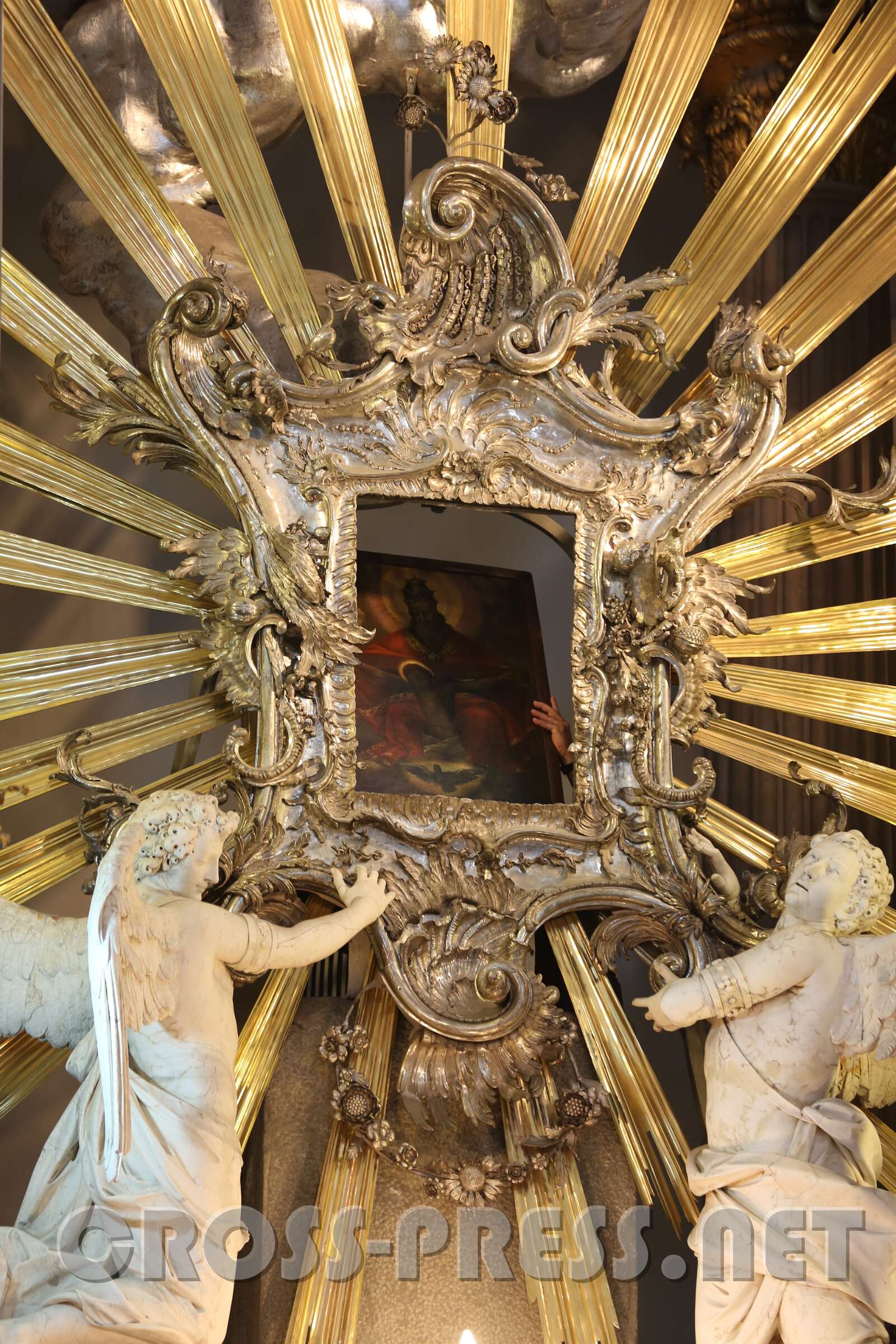 Altarweihe mit Nuntius Zurbriggen Ein historischer Augenblick: Das Dreifaltigkeitsbild wird wieder in seinen Rahmen eingesetzt.