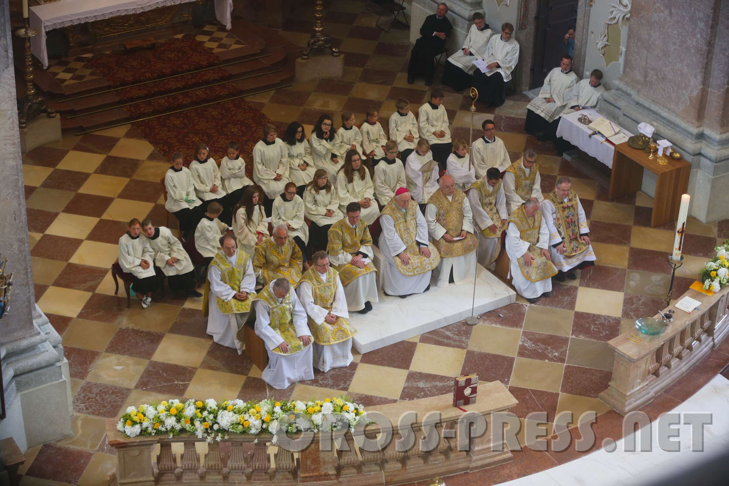 Altarweihe mit Nuntius Zurbriggen Presbyterium