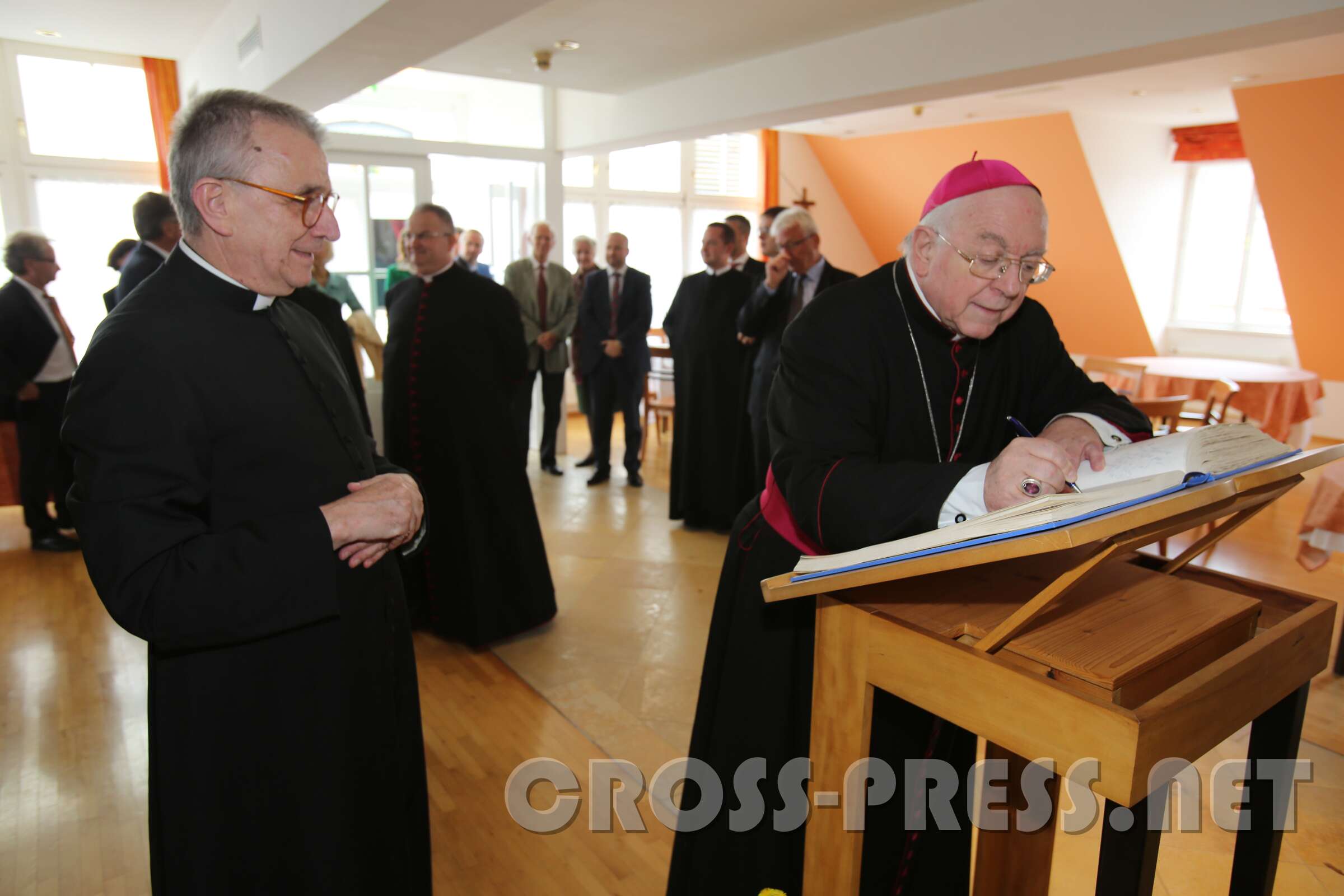 Altarweihe mit Nuntius Zurbriggen Nuntius Peter Stephan Zurbriggen trägt sich ins Foyer-Gästebuch ein. Neben ihm "Foyer-Vater" P. Ernst Leopold Strachwitz.