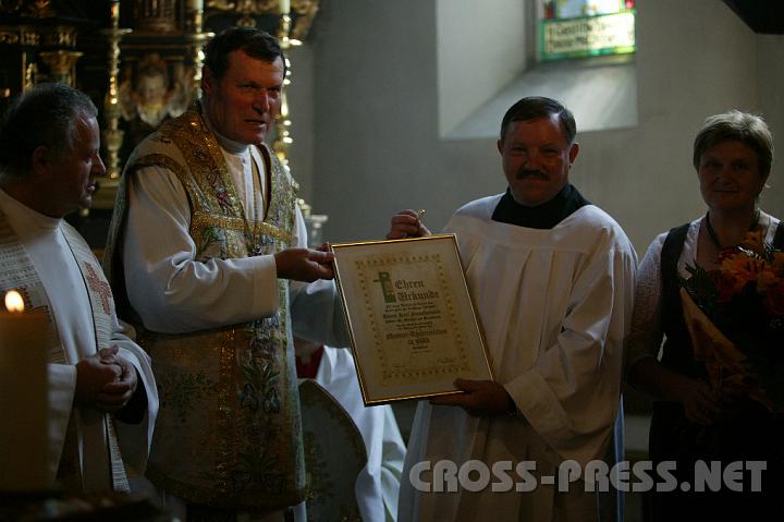 2008.07.27_10.40.37.JPG - Mesner Karl Nubaumer erhlt von Abt Berthold Heigl die Ehrenurkunde der Dizese berreicht.