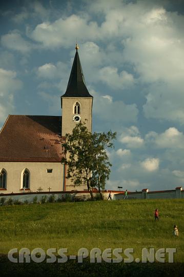 2003.07.11_19.41.51.JPG - Am Berg "Mons sancti Michaelis", wie es in alten Urkunden heit, steht das unauffllige und doch liebliche Pfarrkirchlein.