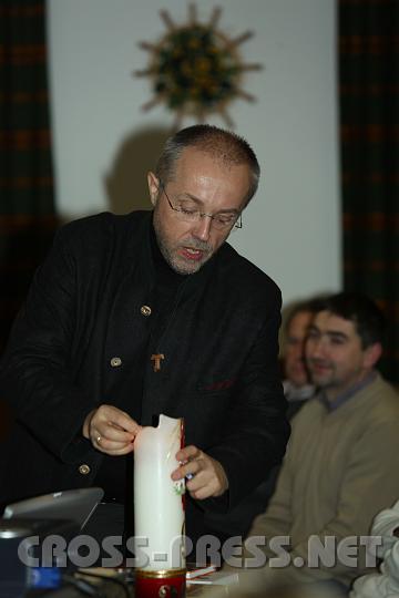 2009.11.18_20.16.04.jpg - Zeichen und Rituale sind fr Kinder und Familienleben wichtig, so wie hier das Kerzeanznden: vor dem Gebet, am Feiertag, zum Geburtstag und Namenstag, etc.