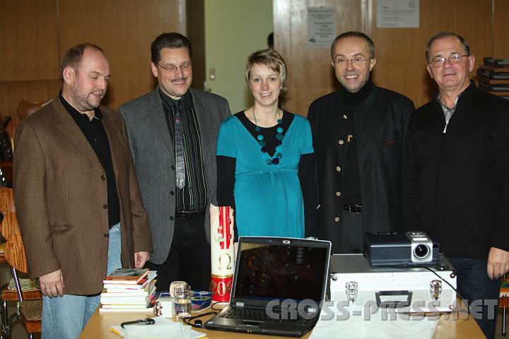 2009.11.18_21.52.43.jpg - Nach dem beraus gut besuchten Vortrag, der eher einem lebendigen, multimedialen Workshop glich,  v.l.n.r.: Ernst Leitner (Kathol. Bildungswerk St.Peter/Au, Religionslehrer), Erich Greiner (HS-Direktor und Pfarrgemeinderat), Martina Begicevic (Religionslehrerin  und Pfarrgemeindertin), Vortragender Mag. Ernst Merkinger (Schulinspektor fr Religion an Pflichtschulen), Gastgeber Pfarrer Anton Schuh.