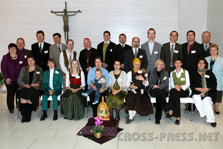 2009.11.29_17.39.04.jpg - Die neun Familientrainer-Ehepaare nach der Sendungsfeier mit Bischof Kng und Begleitehepaar Maria und Franz Burger (links), sowie Herta und Martin Schiffl (rechts) als Stellvertreter des Leitungsehepaares der sterreichischen Schnstatt-Familienakademie, Eva und Erich Berger.
