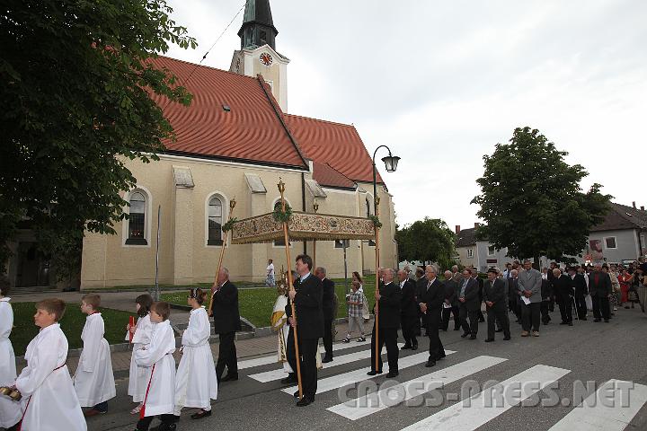 2009.06.11_11.24.41.jpg - Prozession zurck in die Kirche