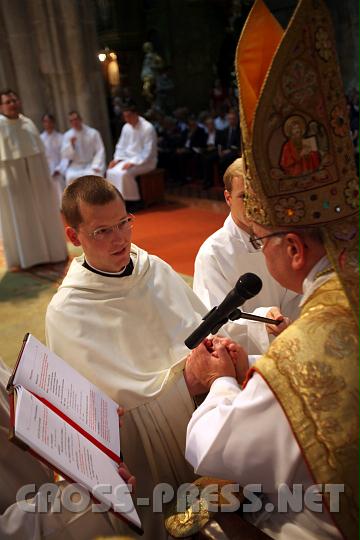 2010.08.15_15.50.32.jpg - Eines der Ordensgelbde ist Gehorsam.  Symbolisch dafr legt P. Johannes Paul Chavanne seine Hnde in die Hnde von Abt Henckel Donnersmarck.