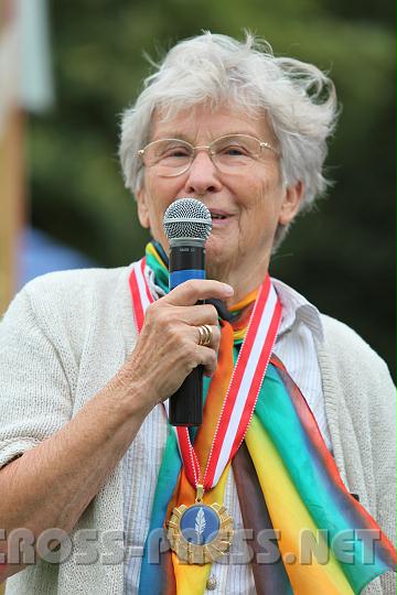 2010.08.28_14.39.21.jpg - Frau Annemarie Kury erzhlt nach der Verleihung der "Weien Feder" ber ihre Projekte in Kroatien und Bosnien.