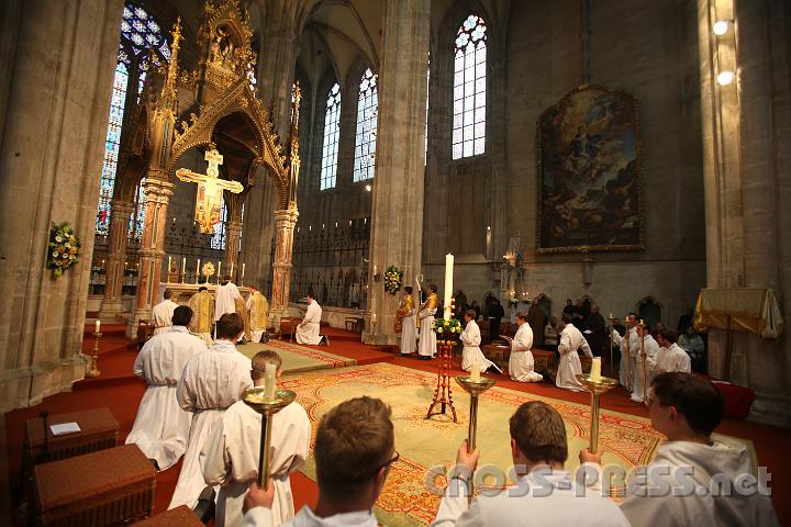 2012.04.08_10.31.32.jpg - Anschließend wird Jesus im Sakrament des Altares in der Stiftskirche noch einmal verehrt.