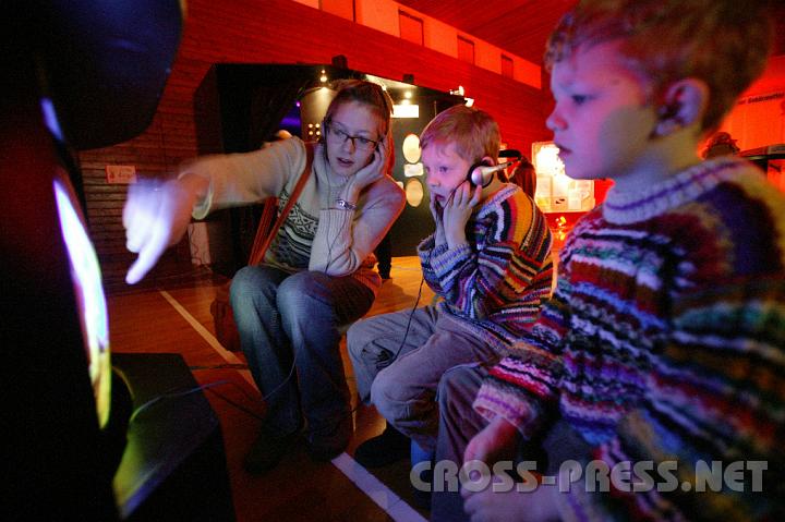 2009.01.11_16.44.37.JPG - Mama erklrt ihren kleinen Shnen den Weg der in einem kindergerecht aufbereiteten Film mittels Handpuppen und Comicsmnnchen dargestellten Samenzellen ...
