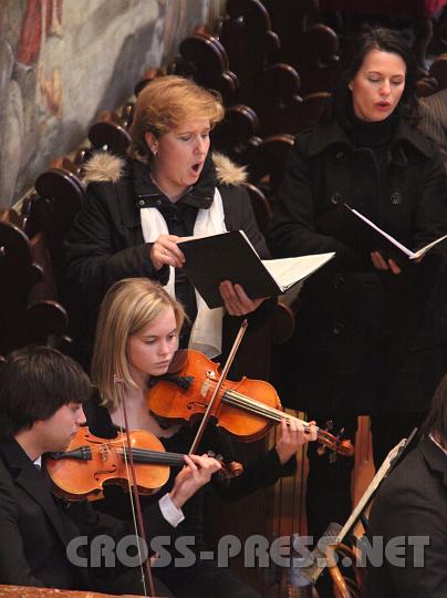 2009.03.22_16.13.15.jpg - Sopran Edith Kaltenbck, Alt Doris Pfleger und Geiger der Sinfonietta "Ostarrichi".