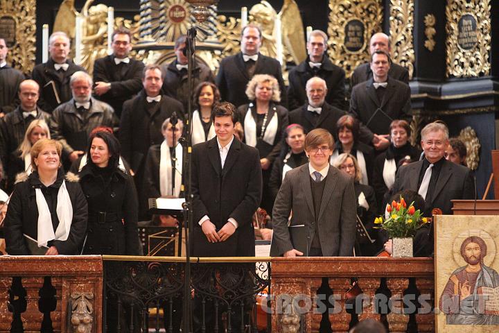 2009.03.22_17.16.06.jpg - Dir. Anton Steingruber freut sich mit dem Chor und den Solisten Edith Kaltenbck, Doris Pfleger, Philippe Spiegel und Sveinn Da Hjrleifsson ber die Anerkennung des Publikums, welches ihre brilliante Auffhrung zu schtzen wusste.