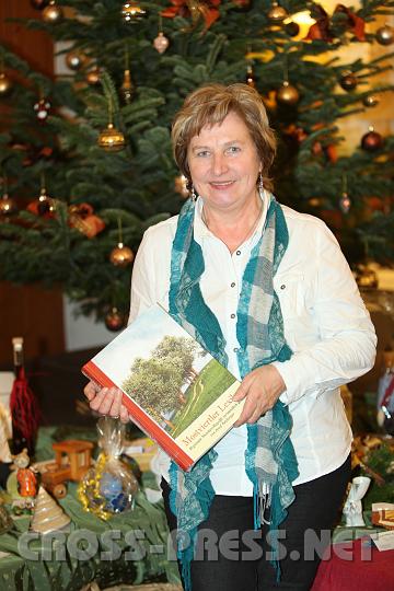 2009.12.13_17.52.21.jpg - Im "Mostviertler Lexikon" von Josef Tatzberger aus Ferschnitz gibt es auch regionale Ausdrcke fr adventliche und weihnachtliche Begriffe.   Das Buch prsentierte seine Gattin.