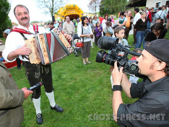 2010.04.30_18.46.30.jpg - Als ob fr die Bayern so etwas ganz exotisch wre: Harmonikaspieler Leopold Edermayr, Leiter der "Trefflingtaler Schuhplattler". gefilmt von Kameramann Paul Hien.