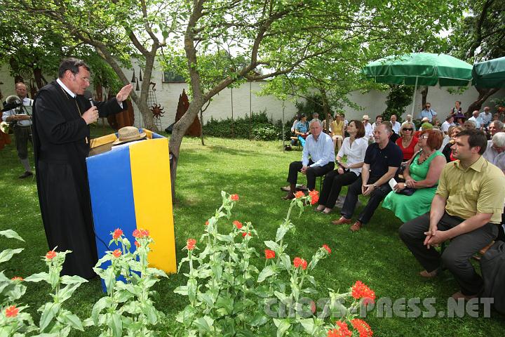2010.06.11_13.20.33.jpg - Abt Berthold Heigl erffnet die "Gartentage Seitensteten" im Hofgarten des Stiftes.   Auf der "VIP-Bank" (v.l.n.r.): Dr.Hubert Schultes (GenDir. N-Vers.), BezHauptfrau Mag.Martina Gerersdorfer, NR Gnter Kssl mit Gattin, LAbg. Ing. Andreas Pum.