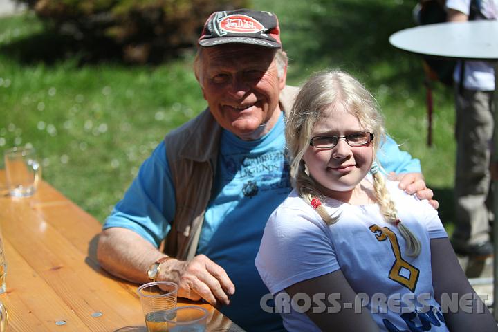 2010.04.25_11.27.08.jpg - Valentina geniet die Rast mit ihrem Opa.