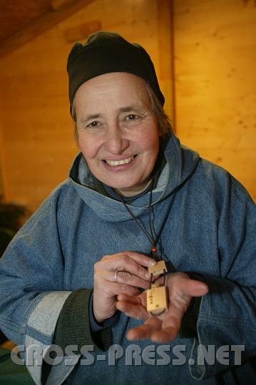 2008.12.13_13.43.05.JPG - Auch als Nonne kann man heutzutage technisch "up-to-date" sein.  Schwester Damienne von der Eremitengemeinschaft des Hl. Chariton in Sallapulka trgt einen modernen und dem Zweck entsprechend gestylten USB-Stick mit dem darauf gespeicherten Evangelium.