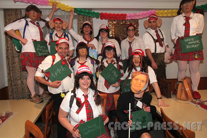 2009.02.24_21.21.24.jpg - Das Team der "Bieaschdudie" mit "Frau Direktor" Sandra Krendl bewies wirklich auergewhnliche Rechtschreibkenntnisse und belegte damit den 3. Platz in der Gesamtwertung.