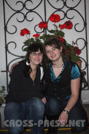 2009.10.25_22.47.15.jpg - Lndliche Idylle im Landgasthaus Wendtner. Claudia Holzner (rechts) und Freundin.