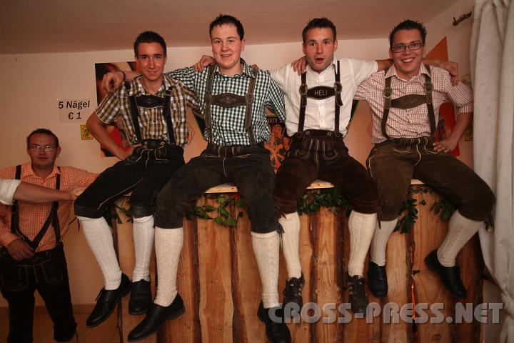 2009.09.26_20.51.47.jpg - Auf der "Ngelbar": Kevin Brger, Reinhold Groalber, Helmut Wimmer und Daniel Hofer.