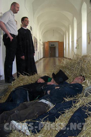 2008-06-14_09.15.40.JPG - Professor Hametner und Pater Andreas fanden einige Maturanten weich gebettet mitten am Schulgang.