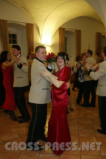 2009.02.07_20.33.01.jpg - Die glckliche auserwhlte Ballknigin Bettina Marquart und ihr Whler Ballknig Johann Latzelsberger erffneten den Tanzabend.