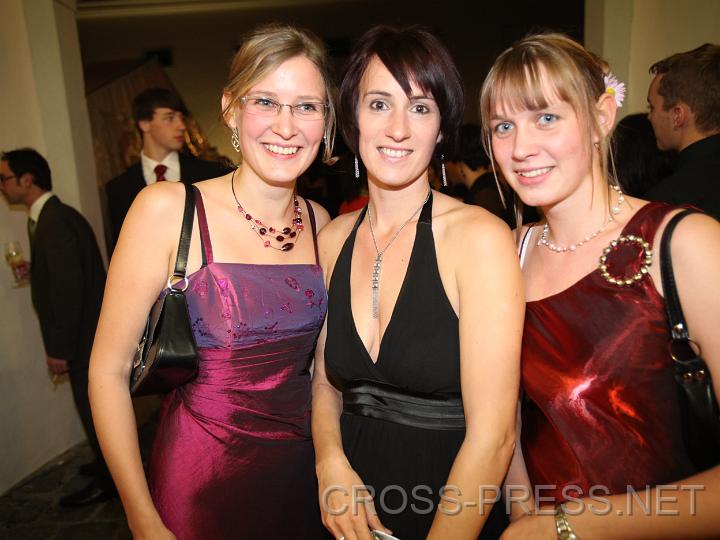 2009.10.24_22.12.54_01.jpg - "Enchant"... : Michaela, Natascha und Tanja waren als HLW-Schlerinnen tagelang mit Vorbereitungsarbeiten beschftigt und mchten "ihren" Ball jetzt genieen.