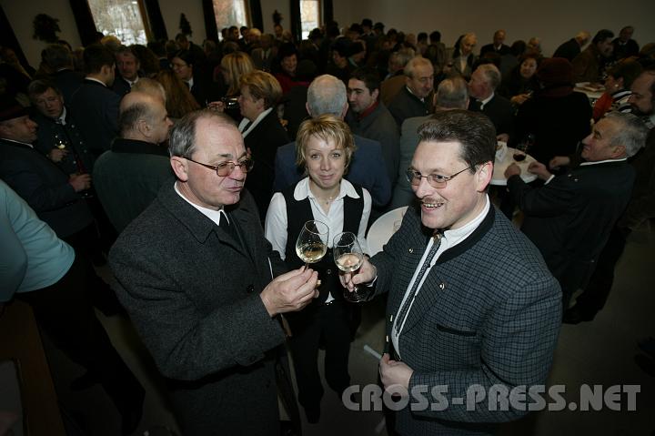 2007-12-30_10.37.52.JPG - Jubilar Anton Schuh lud nach der Frhmesse am 30.12.2007 zu einer "Geburtstags-Agape" ins Pfarrhaus ein.   Alle Anwesenden stoen mit dem Pfarrer an mit einem edlen Tropfen aus Langenlois, seinem letzten "Pfarr-Posten".  Im Bild mit HS Lehrerin Martina Lehner und HS Direktor Erich Greiner.
