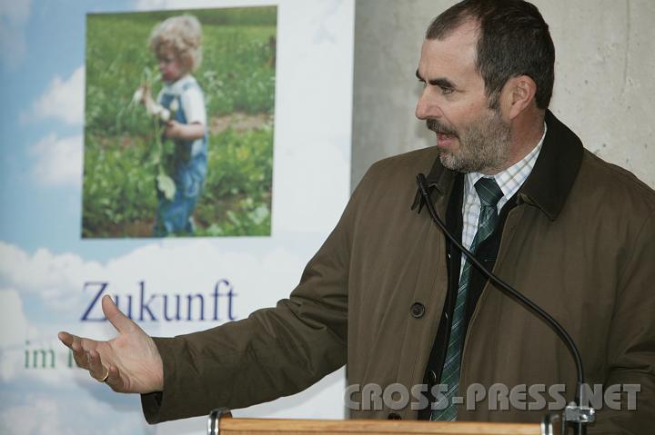 2008-02-23_11.48.12.JPG - "Eher frher als spter betrgt der Preis pro Fass Erdl 200$.   So  tun wir gut fr unsere Zukunft, wenn wir in moderne erneuerbare Energie inverstieren.   Damit schaffen wir zig-tausende Arbeitspltze, untersttzen unsere Bauern, und die Wertschpfung bleibt im Land", so LR Dipl. Ing. Josef Plank.