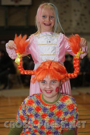 2009.02.22_15.32.09_01.jpg - "Prinzessin" Sarah zupft an langen Zpfen der "Pippi" Johanna.