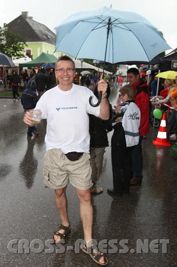 2010.06.19_17.59.22.jpg - He, Helfi, Dein Bier wird verwssert ! ;)
